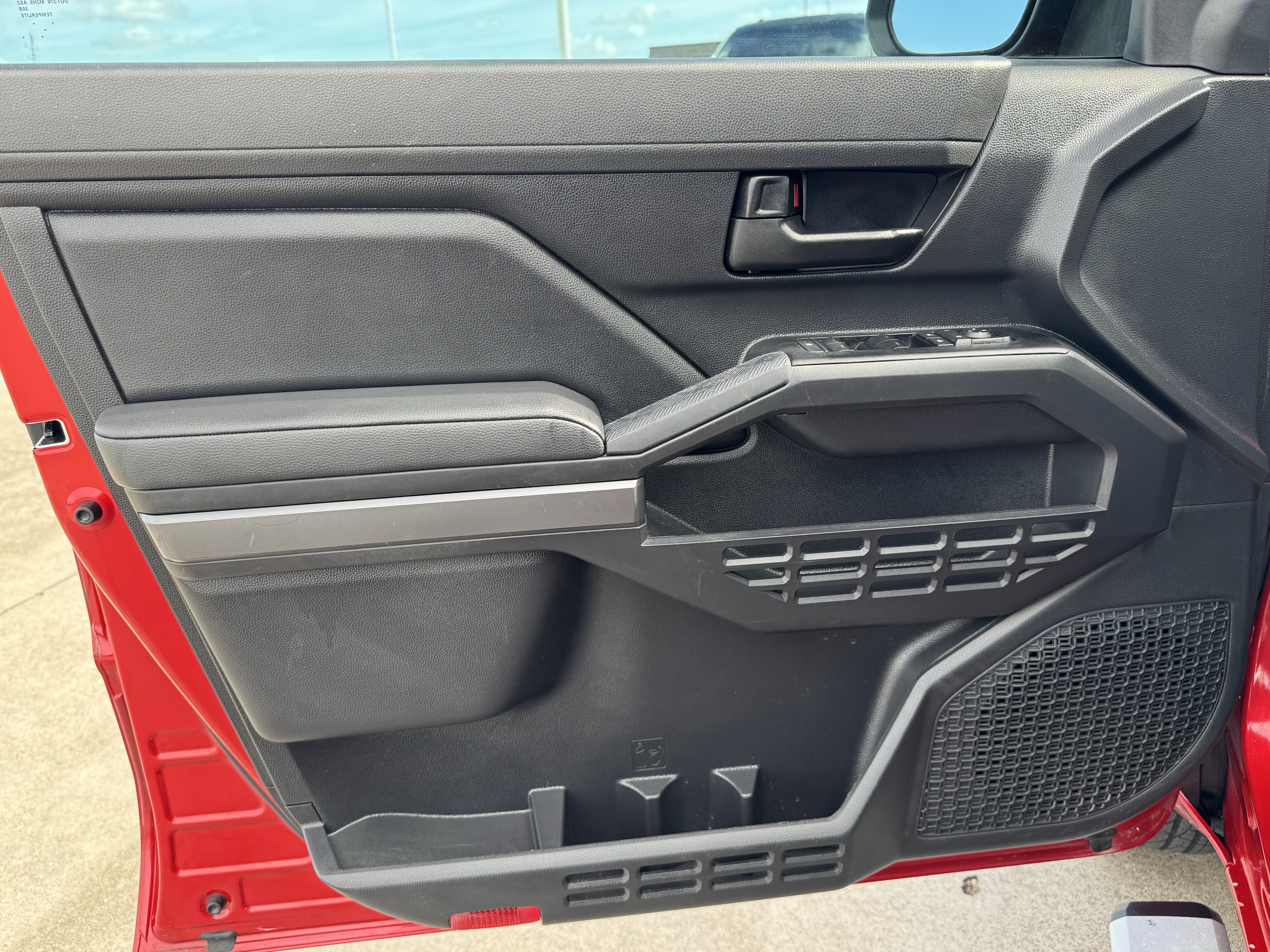 Used 2025 Toyota Tacoma SR5 AWD/4WD image 12