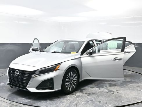Used 2024 Nissan Altima 2.5 SV FWD image 52