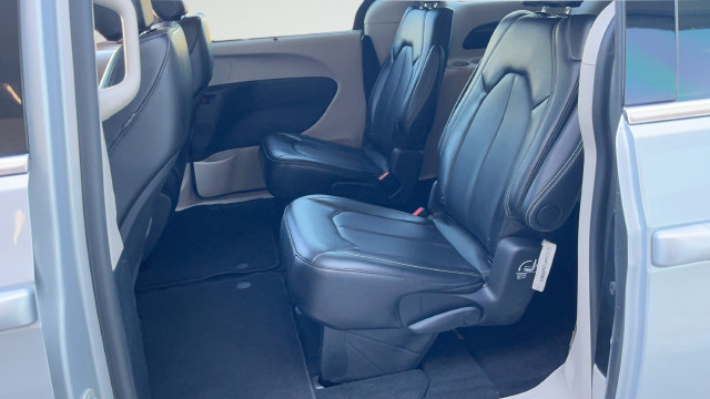 Used 2024 Chrysler Pacifica Touring-L FWD image 20