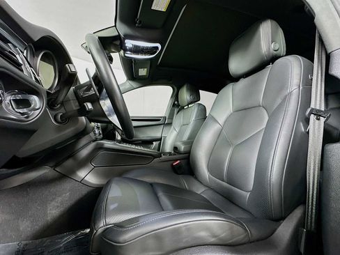 Certified 2020 Porsche Macan image 5