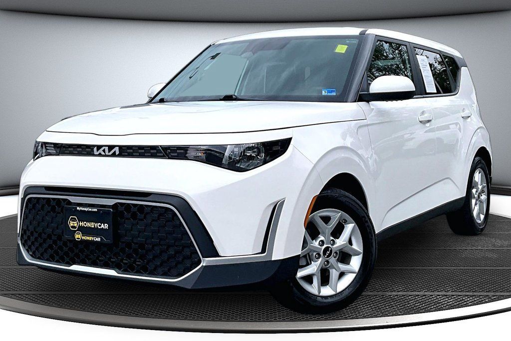 Used 2023 Kia Soul LX w/ Option Group 015 FWD image 3