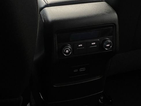 Used 2023 GMC Acadia SLE image 24