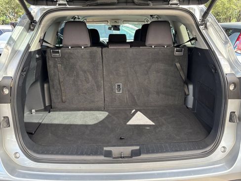 Used 2025 Toyota Highlander LE FWD image 34