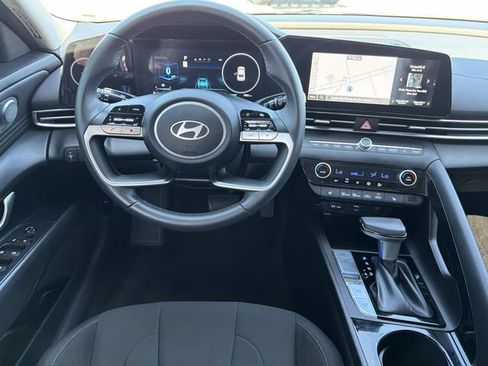 Used 2025 Hyundai Elantra SEL FWD image 19