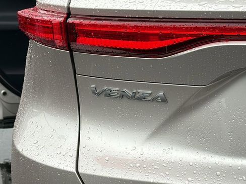 Used 2021 Toyota Venza XLE w/ Carpet Mat Package (TMS) image 12