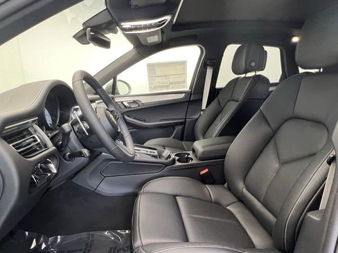 Certified 2025 Porsche Macan Turbo image 5