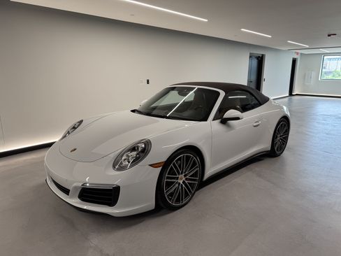 Used 2018 Porsche 911 Cabriolet image 6