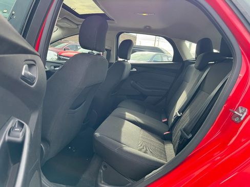 Used 2016 Ford Focus SE w/ SE Power Seat Package image 10