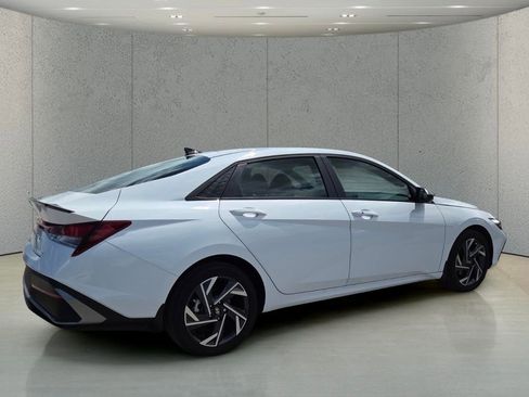 Used 2025 Hyundai Elantra Sport FWD image 3
