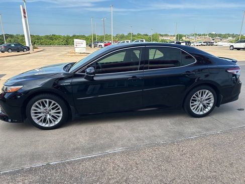 Used 2019 Toyota Camry XLE w/ Driver Assist Package FWD image 4
