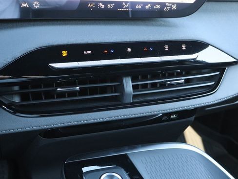 Used 2025 Buick Enclave Preferred w/ Power Package image 16