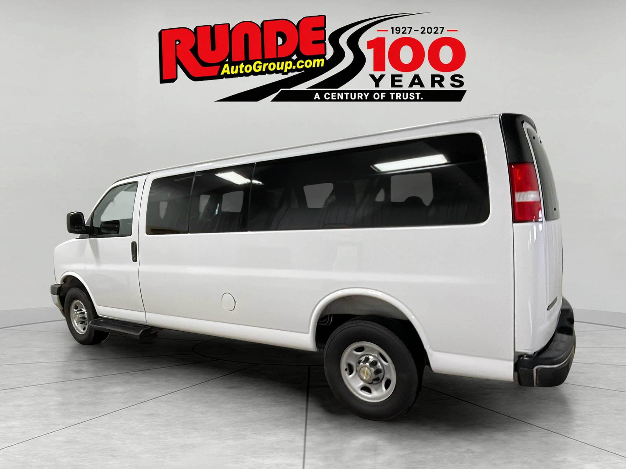 Used 2025 Chevrolet Express 3500 LT w/ LT Preferred Equipment Group RWD image 3