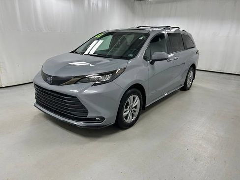 Used 2022 Toyota Sienna XLE Woodland Edition AWD/4WD image 2