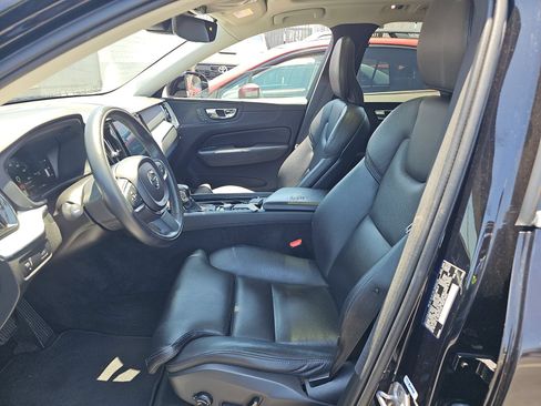 Used 2019 Volvo XC60 T5 Momentum w/ Premium Package AWD/4WD image 6