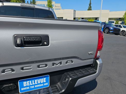 Used 2017 Toyota Tacoma TRD Off-Road w/ Premium & Technology Package AWD/4WD image 16