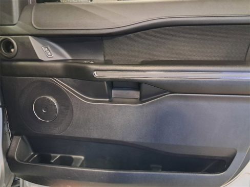 Used 2019 Ford Expedition XLT image 16