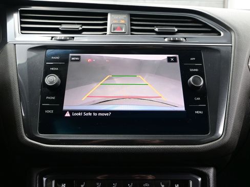 Used 2020 Volkswagen Tiguan SE image 17