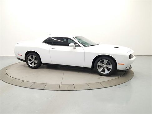 Used 2018 Dodge Challenger SXT image 8