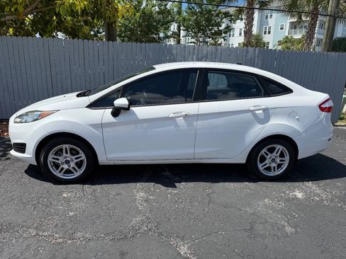 Used 2018 Ford Fiesta SE FWD image 4