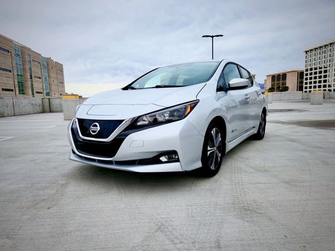 Used 2018 Nissan Leaf SV image 2