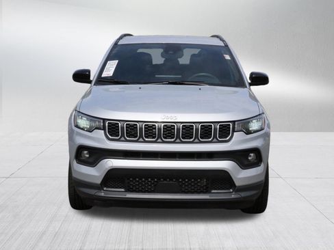 Used 2024 Jeep Compass Latitude AWD/4WD image 2