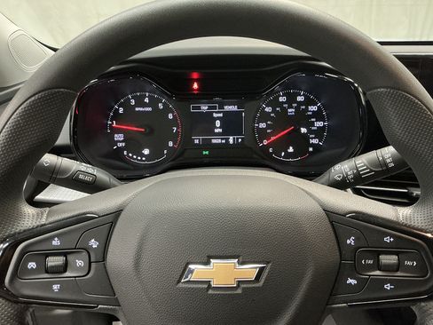 Used 2025 Chevrolet Trax LS w/ LS Convenience Package FWD image 13