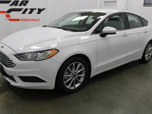 Used 2017 Ford Fusion SE image 1