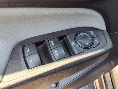 Used 2020 Chevrolet Equinox LT w/ Driver Convenience Package image 5