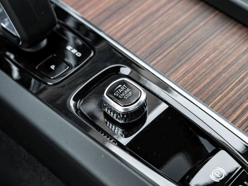 Used 2023 Volvo XC60 B5 Plus image 20