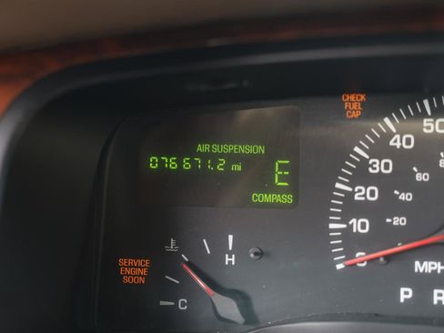 Used 2001 Lincoln Town Car Signature RWD image 36