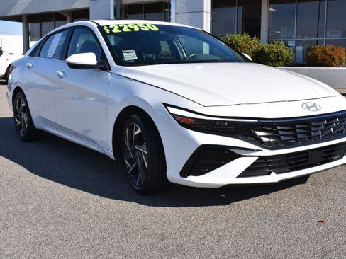 Used 2025 Hyundai Elantra SEL image 3