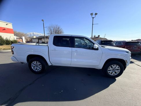 Used 2023 Nissan Frontier SV image 3