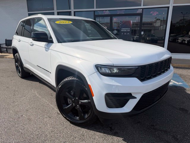 Used 2023 Jeep Grand Cherokee Altitude AWD/4WD image 2