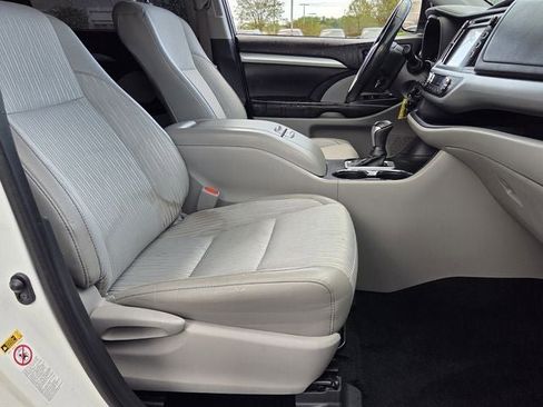 Used 2019 Toyota Highlander Plus FWD image 19