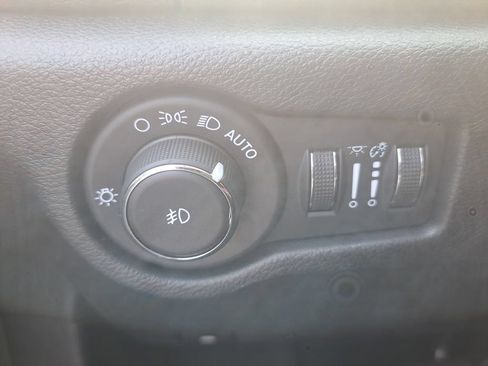 Used 2026 Chrysler Pacifica Limited FWD image 25