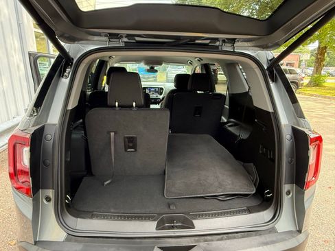 Used 2023 GMC Acadia SLE w/ Driver Convenience Package image 12