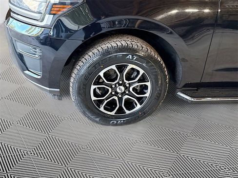 Used 2023 Ford Expedition XLT image 35