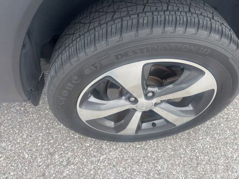 Used 2019 Jeep Cherokee Limited w/ Technology Group FWD image 9