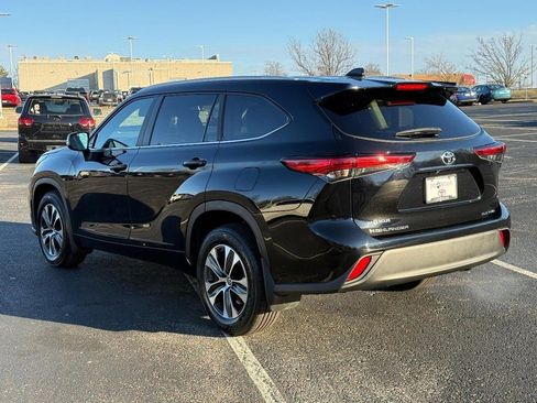 Certified 2023 Toyota Highlander XLE image 9