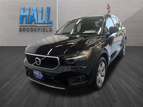Used 2022 Volvo XC40 T5 Momentum image 1