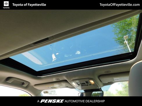 Used 2024 Toyota Highlander XLE image 6