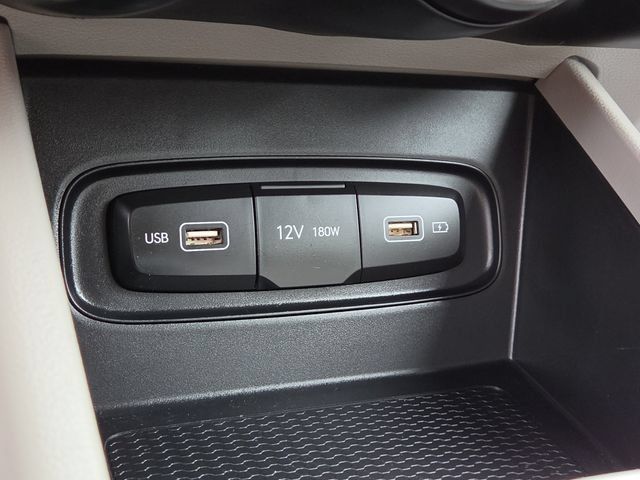 Certified 2022 Hyundai Venue SEL FWD image 13