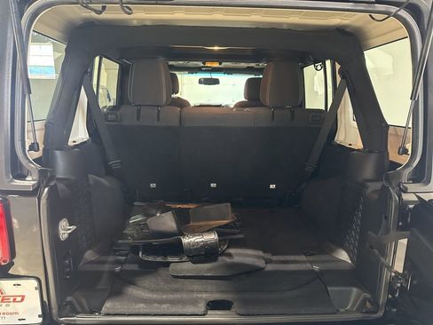 Used 2017 Jeep Wrangler Unlimited Sahara AWD/4WD image 29
