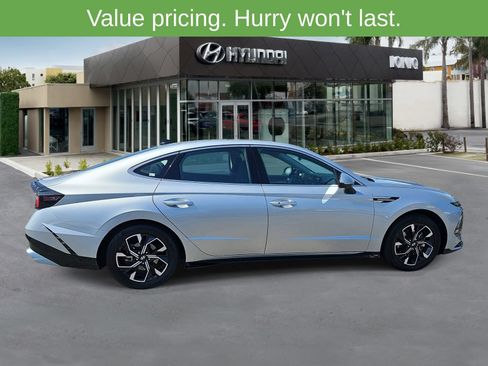 Used 2025 Hyundai Sonata SEL FWD image 2
