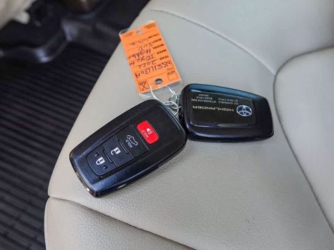 Used 2022 Toyota Highlander XLE FWD image 28