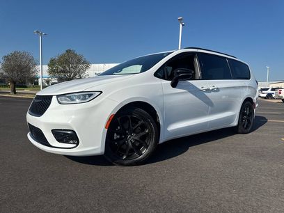 Used 2025 Chrysler Pacifica Limited