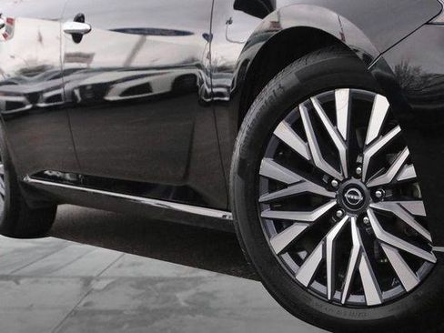 Used 2025 Nissan Altima 2.5 SV image 3