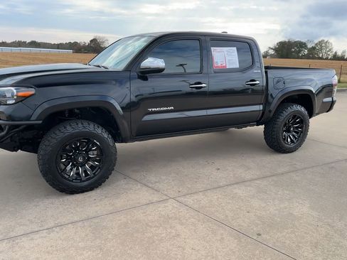 Used 2022 Toyota Tacoma Limited image 4