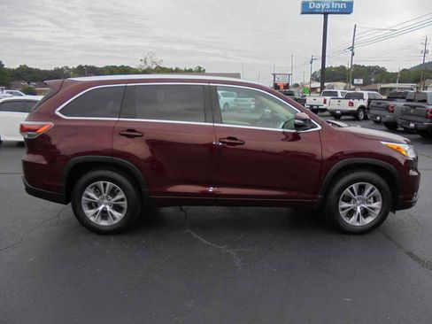 Used 2014 Toyota Highlander XLE FWD image 2