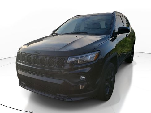 Used 2023 Jeep Compass Altitude AWD/4WD image 3